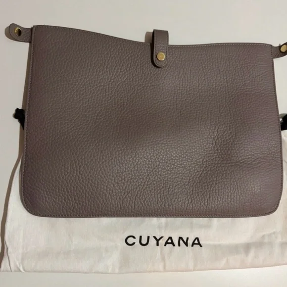Cuyana 13” System Tote with laptop sleeve and adjustable strap - Picture 4 of 14